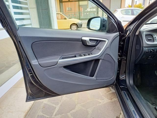 Usata Volvo S60 Kinetic 116 CV (85 kW) 2015 Nero Berlina