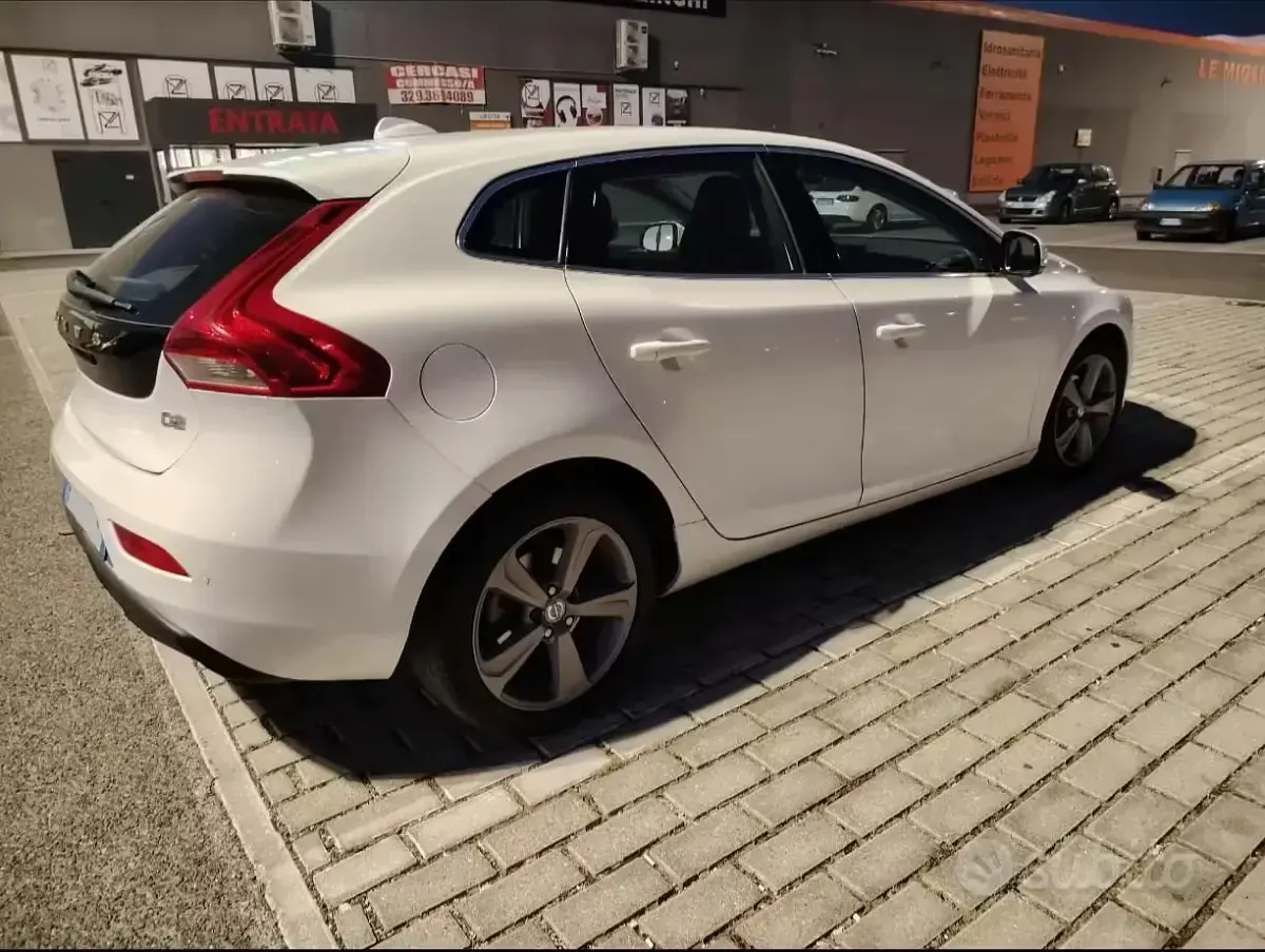 Usata Volvo V40 Momentum 115 CV (84 kW) 2013 Bianco Berlina