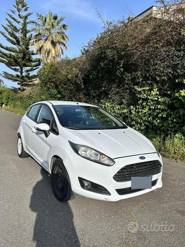 Usata Ford Fiesta 75 CV (55 kW) 2013 Bianco Berlina