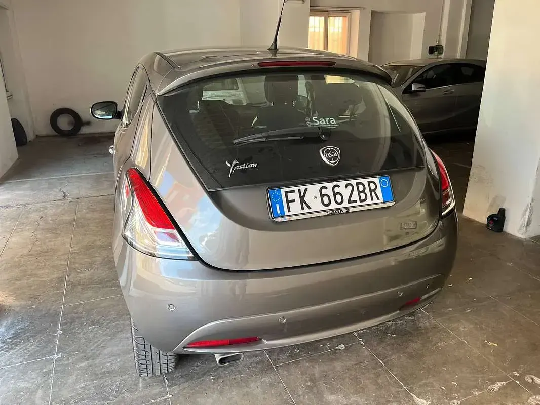 Usata Lancia Ypsilon Gold 69 CV (50 kW) 2017 Bronzo Utilitaria