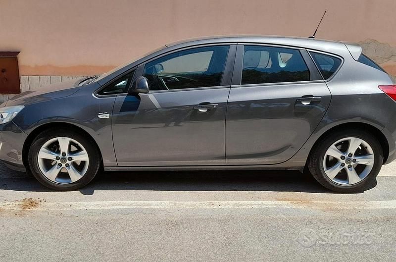 Usata Opel Astra 110 CV (80 kW) 2011 Berlina