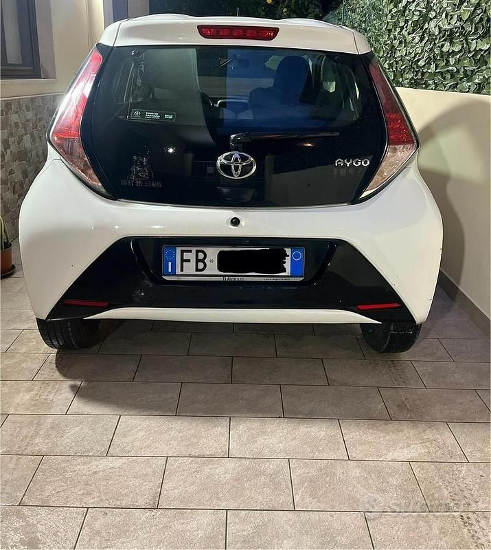 Usata Toyota Aygo 69 CV (50 kW) 2015 Bianco Utilitaria