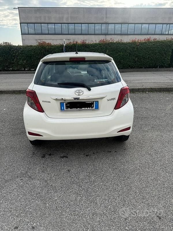 Usata Toyota Yaris 90 CV (66 kW) 2012 Bianco Utilitaria