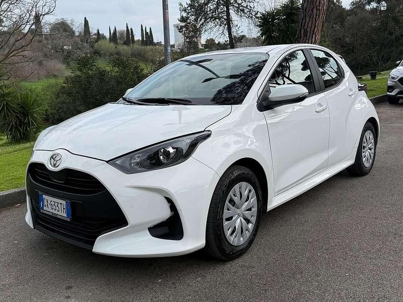 Usata Toyota Yaris Hybrid Active 92 CV (67 kW) 2024 Bianco Berlina