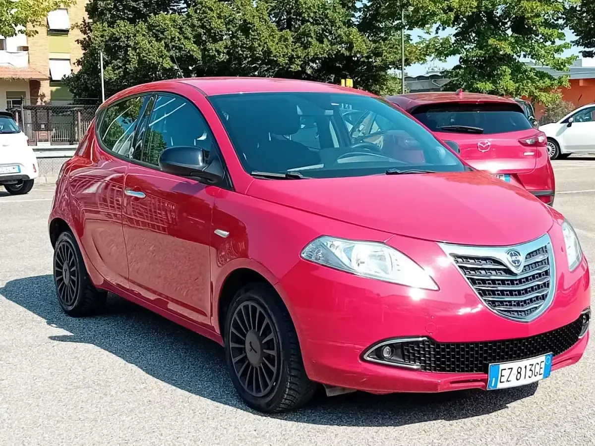 Usata Lancia Ypsilon Gold 69 CV (50 kW) 2015 Rosso Utilitaria
