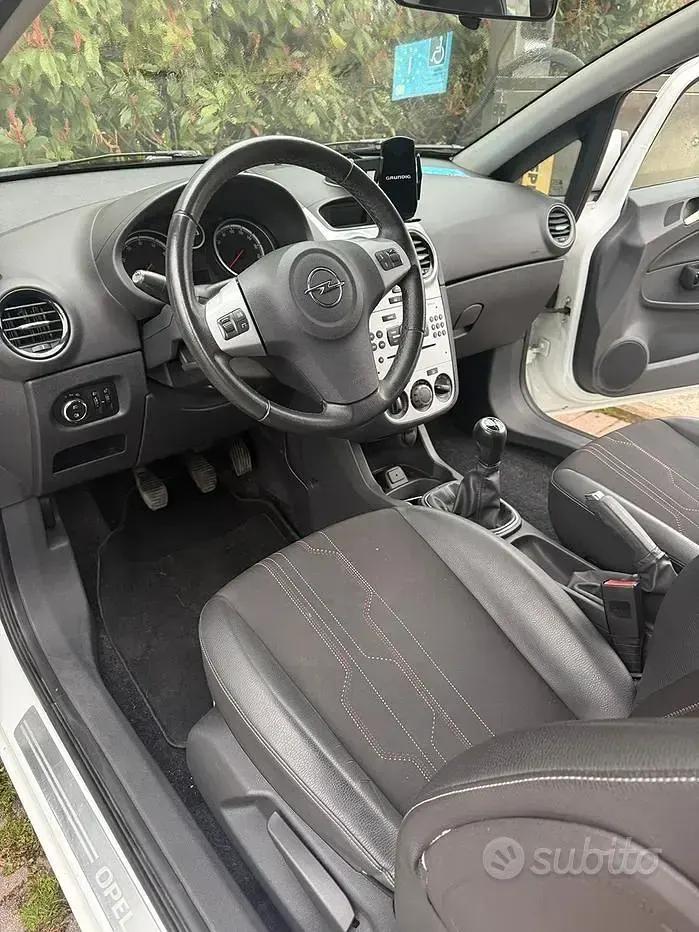 Usata Opel Corsa 65 CV (47 kW) 2013 Bianco Utilitaria