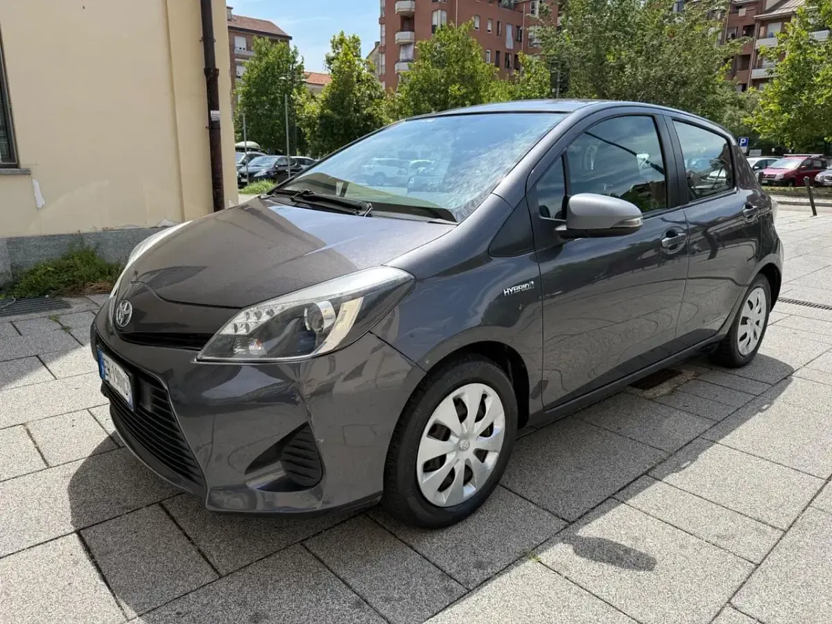 Usata Toyota Yaris Hybrid 74 CV (54 kW) 2014 Grigio Berlina