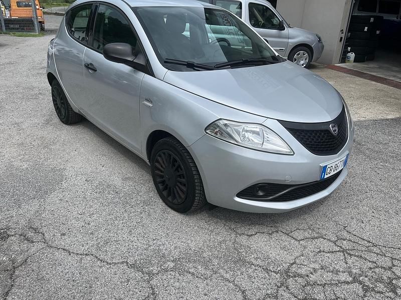 Usata Lancia Ypsilon Silver 69 CV (50 kW) 2020 Argento Utilitaria