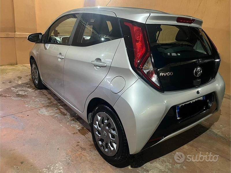Usata Toyota Aygo 72 CV (52 kW) 2019 Grigio Utilitaria