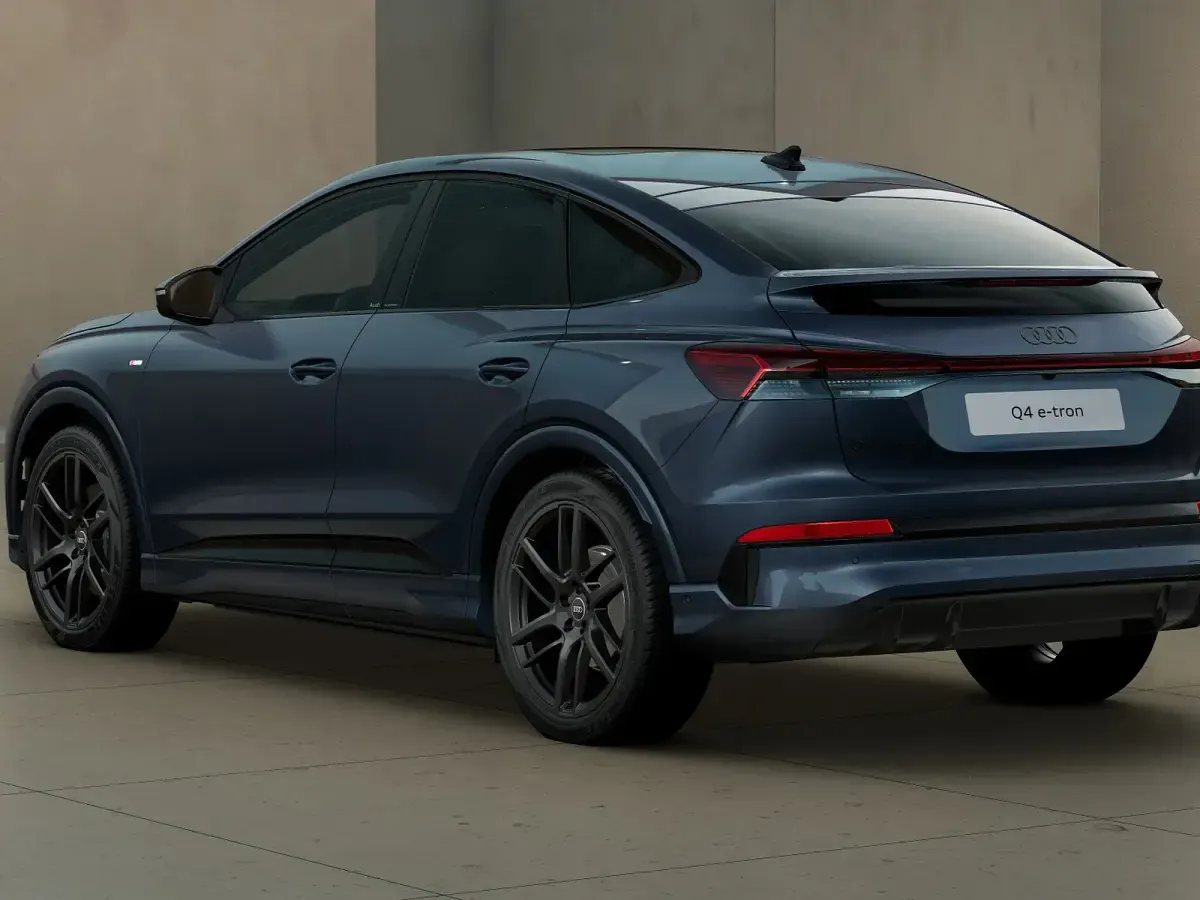 Nuova Audi Q4 Sportback e-tron Business 2026 Blu plasma metallizzato SUV