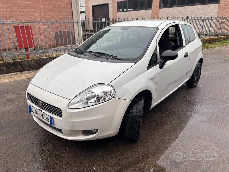 Bianco Usata 2010 Fiat Grande Punto Due volumi | 2400 € (Buon prezzo) - Immagine 1/4