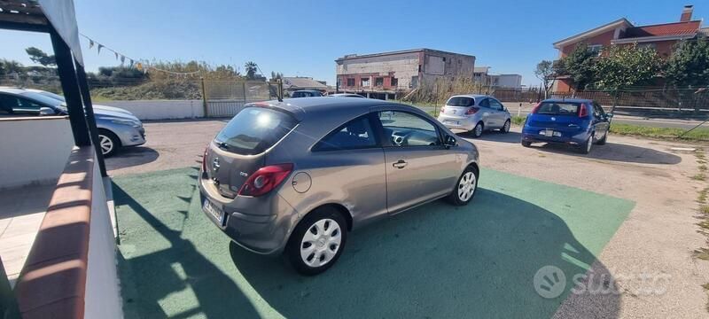 Usata Opel Corsa 69 CV (50 kW) 2011 Marrone Berlina