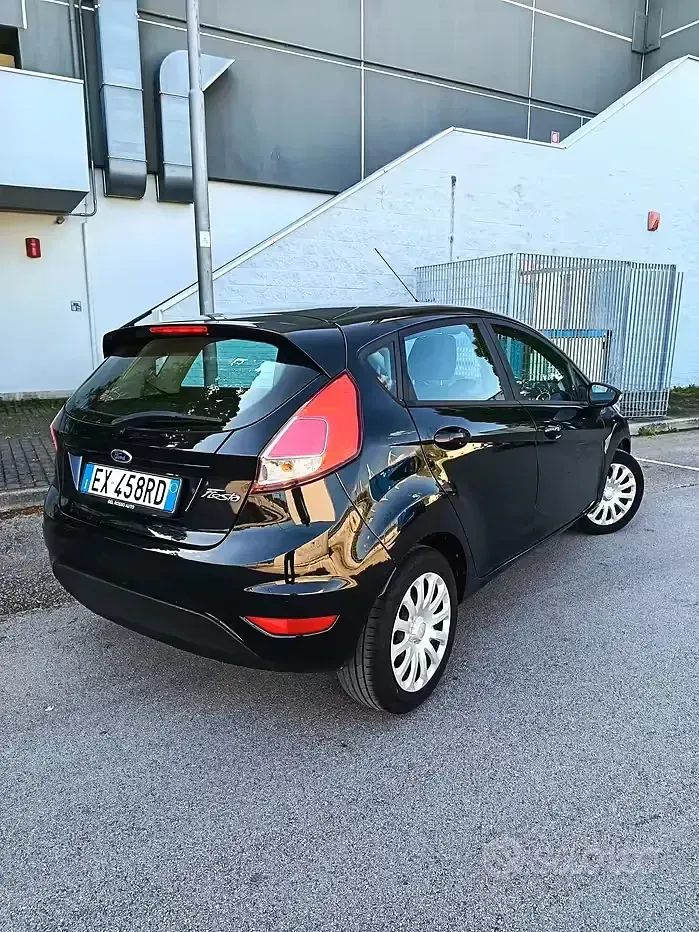 Usata Ford Fiesta 80 CV (58 kW) 2014 Nero Utilitaria