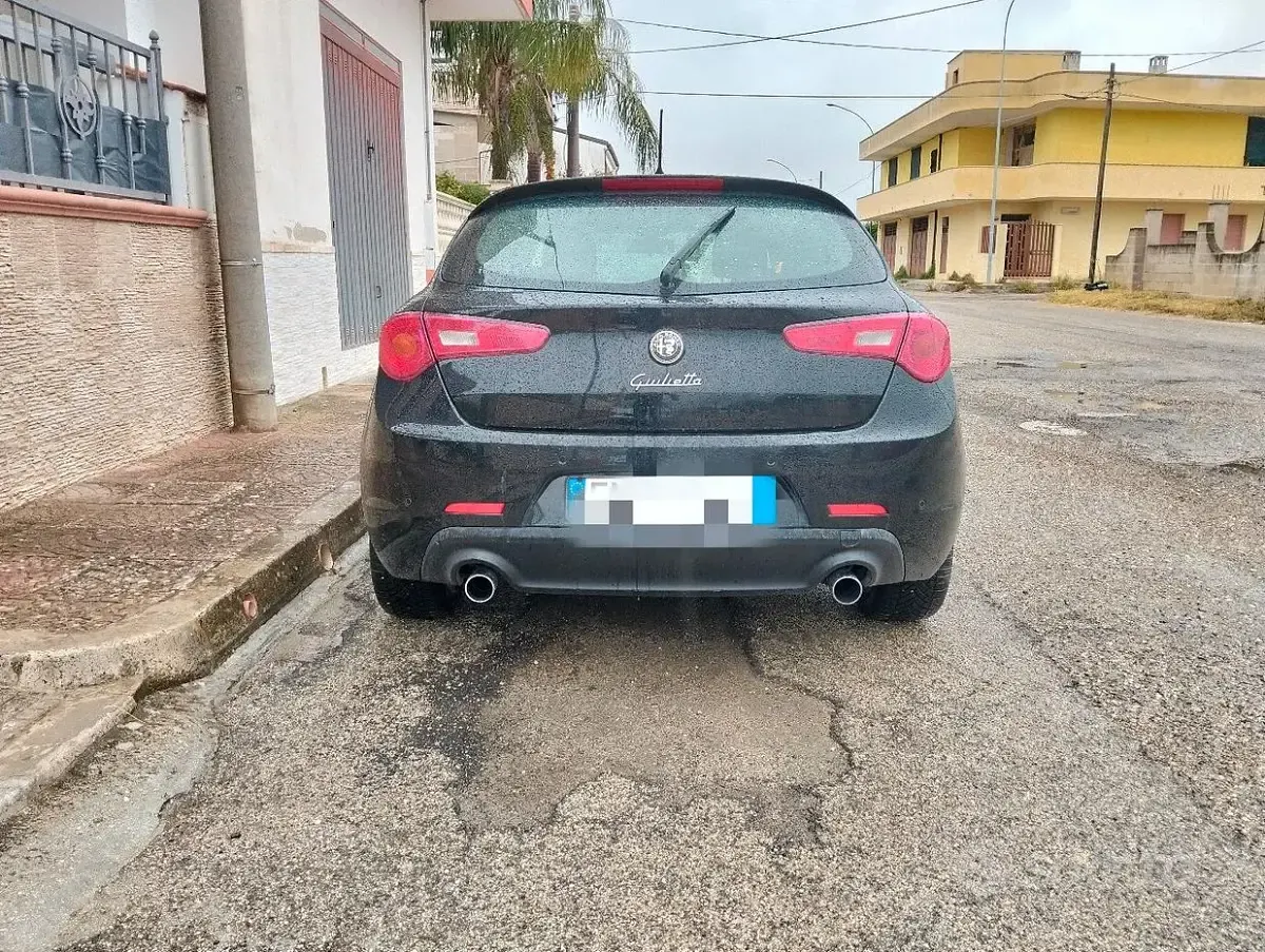 Second-hand Alfa Romeo Giulietta 140 CP (102 kW) 2012 Negru Hatchback