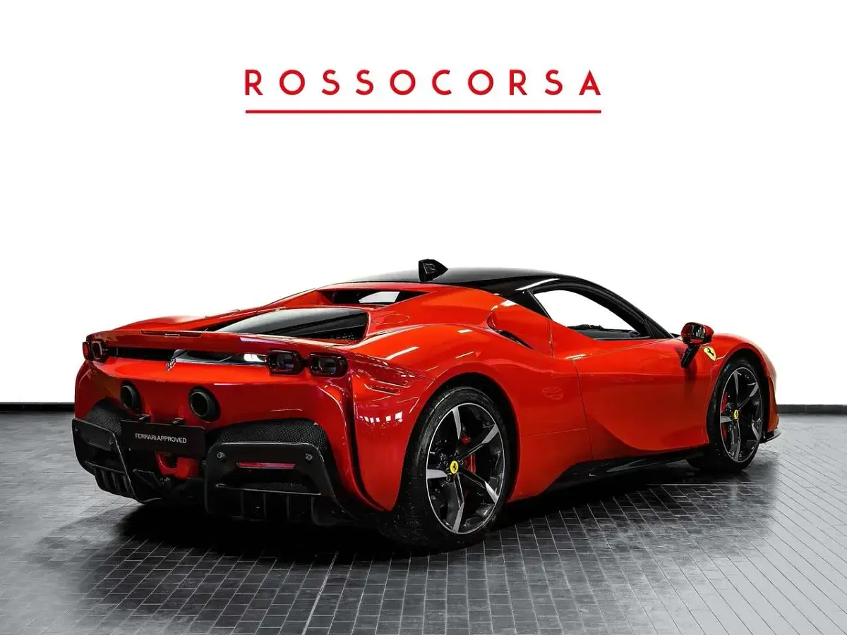 Usata Ferrari SF90 999 CV (734 kW) 2022 Rosso corsa Coupé