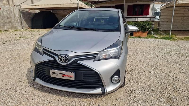 Usata Toyota Yaris Lounge 69 CV (50 kW) 2016 Argento Berlina