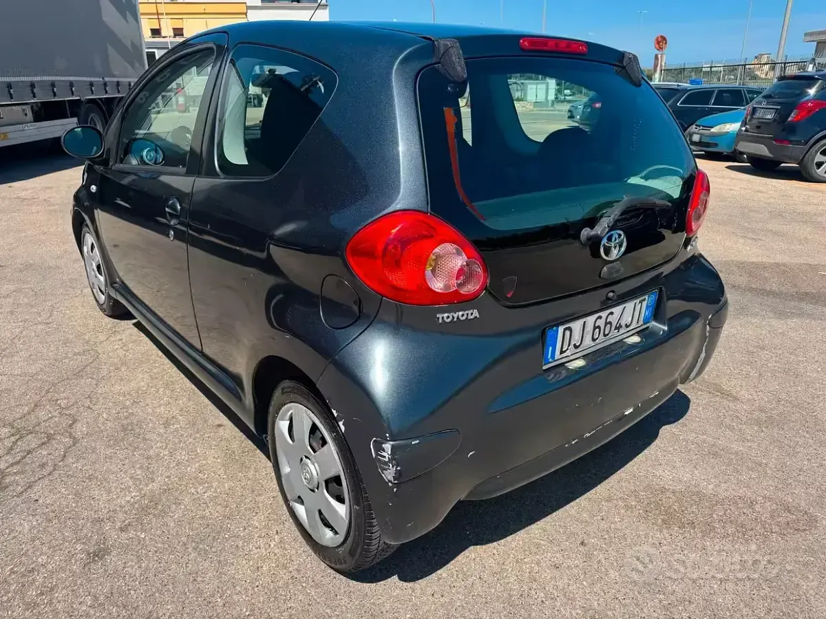 Usata Toyota Aygo Sol 68 CV (50 kW) 2007 Nero Utilitaria
