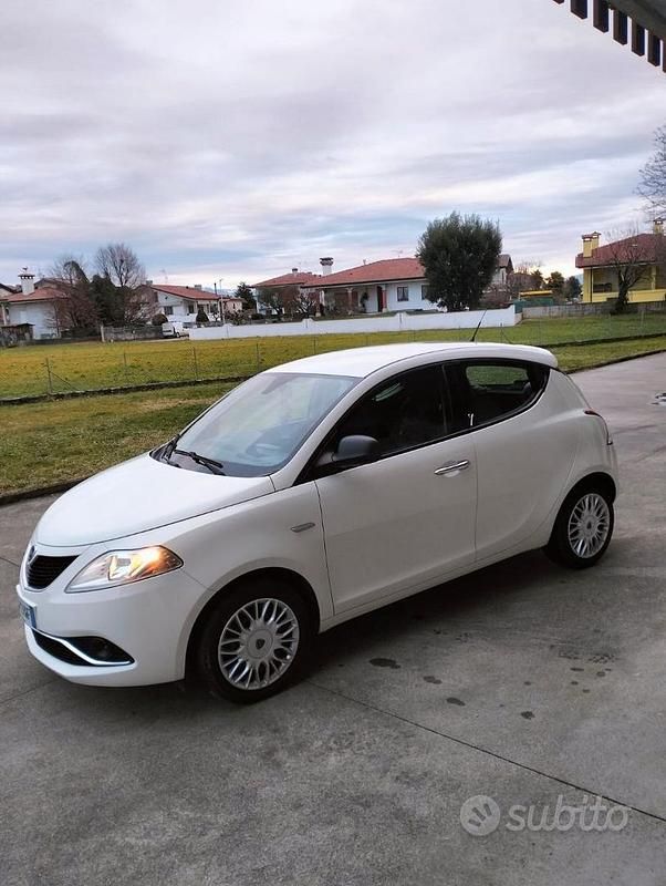 Usata Lancia Ypsilon 60 CV (44 kW) 2015 Bianco Utilitaria