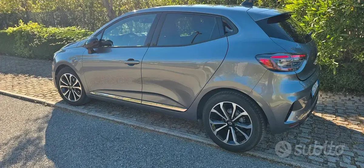Usata Renault Clio V 101 CV (74 kW) 2025 Grigio Utilitaria