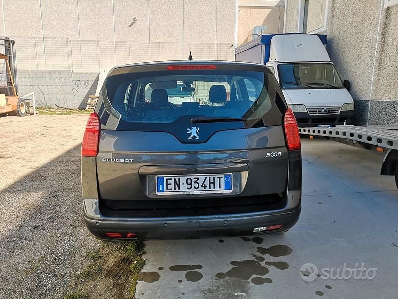 Usata Peugeot 5008 Allure 115 CV (84 kW) 2012 Grigio Monovolume