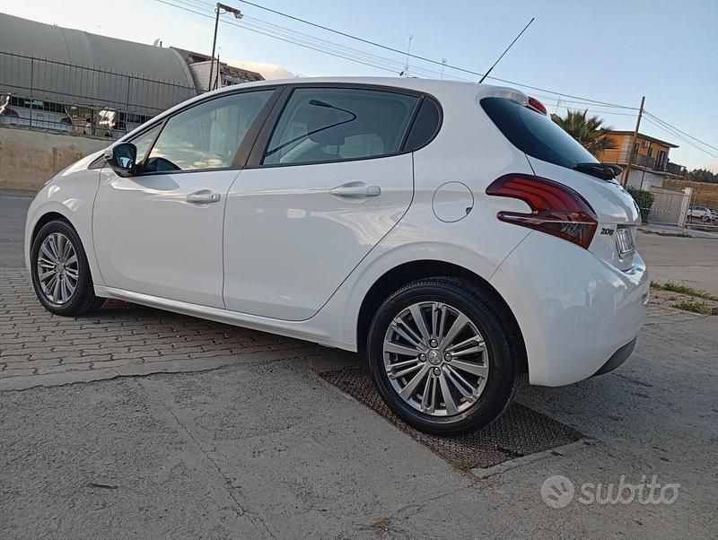 Usata Peugeot 208 Active 110 CV (80 kW) 2016 Bianco Utilitaria