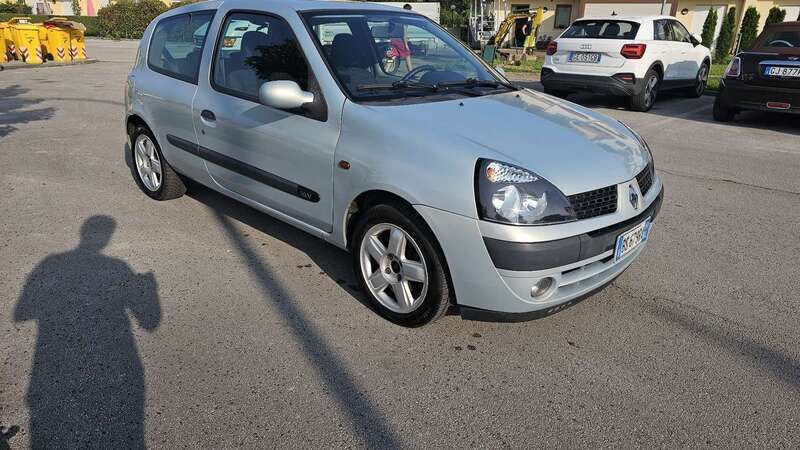 Usata 2001 Renault Clio II Expression Tre volumi | 2500 € (Cara) - Immagine 1/4