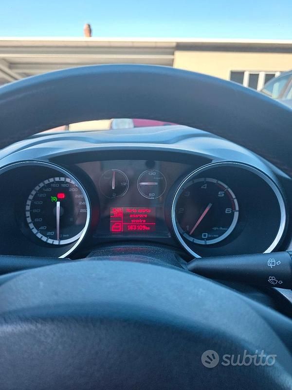 Usata Alfa Romeo Giulietta Exclusive 140 CV (102 kW) 2011 Bianco Utilitaria