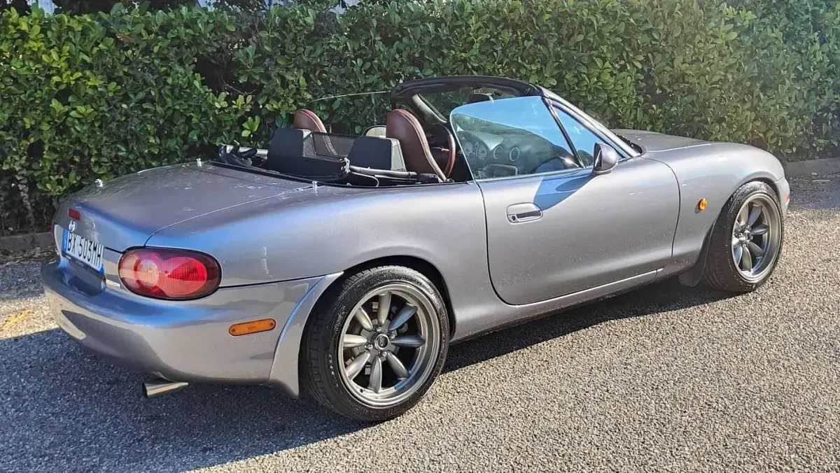Usata Mazda MX5 145 CV (106 kW) 2002 Grigio Cabrio