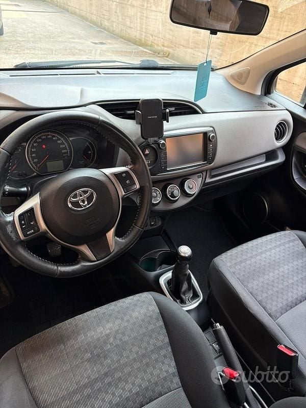 Usata Toyota Yaris 2017 Grigio Utilitaria