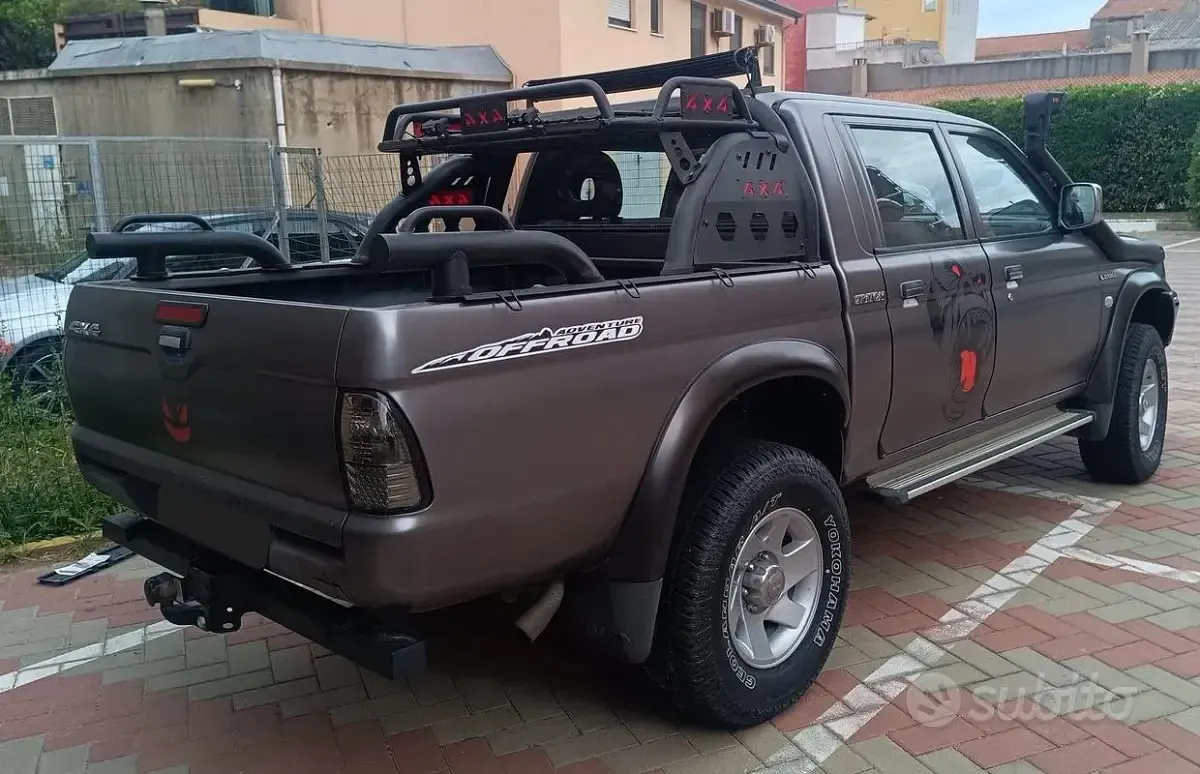 Usata Mitsubishi L200 115 CV (84 kW) 2004 Grigio Pick-up