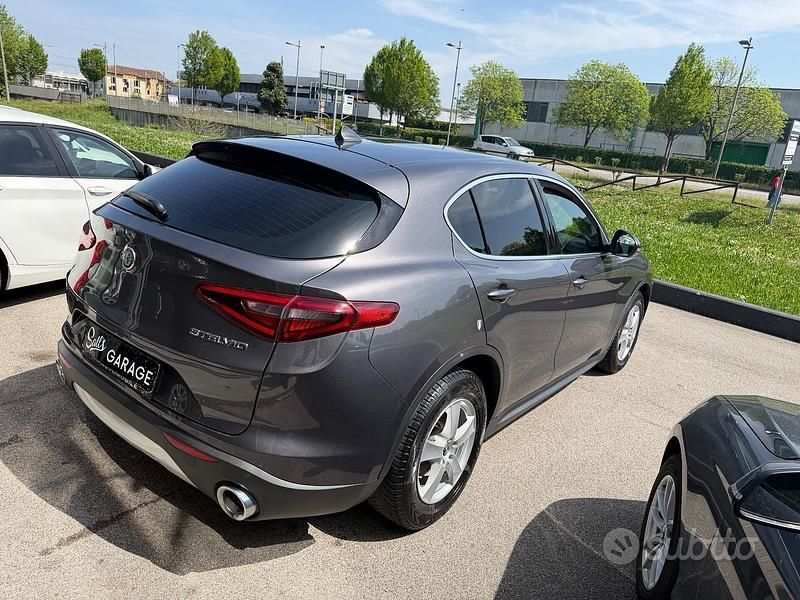 Begagnad Alfa Romeo Stelvio 180 HK (132 kW) 2017 Grå SUV