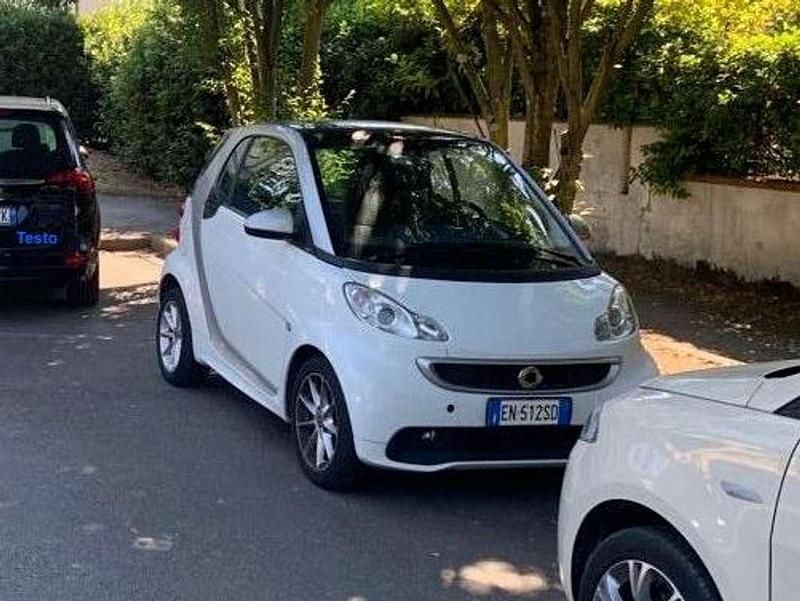 Bianco Usata 2012 Smart ForTwo Coupé Pure Due volumi | 7000 € (Buon prezzo) - Immagine 1/1