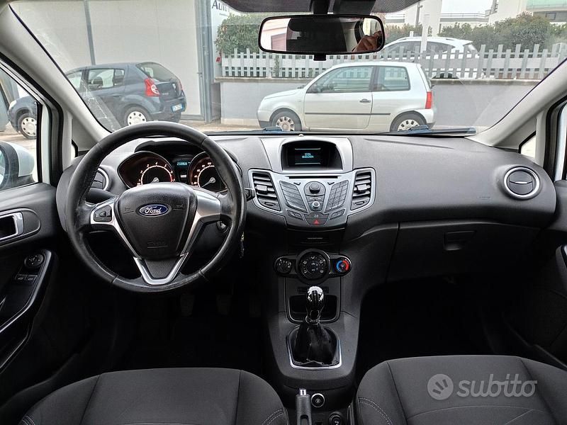 Usata Ford Fiesta 96 CV (70 kW) 2014 Bianco Utilitaria