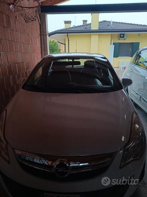 Usata Opel Corsa 65 CV (47 kW) 2012 Bianco Utilitaria