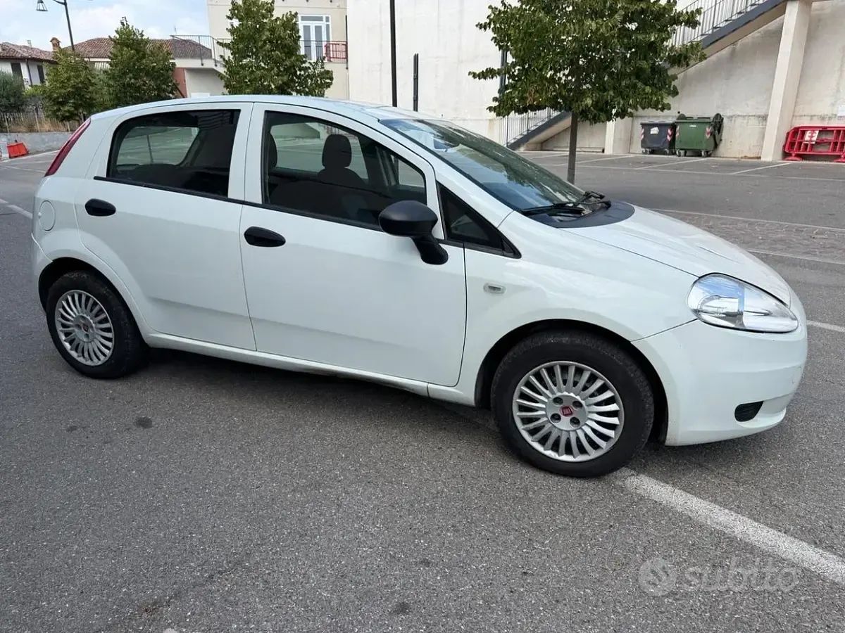 Usata Fiat Grande Punto 75 CV (55 kW) 2011 Bianco Utilitaria