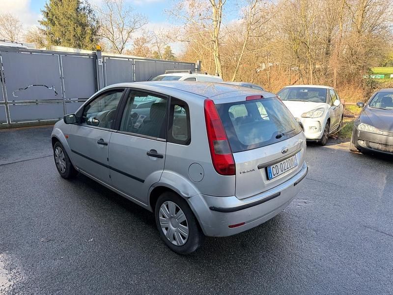 Usata Ford Fiesta 80 CV (58 kW) 2003 Argento Utilitaria