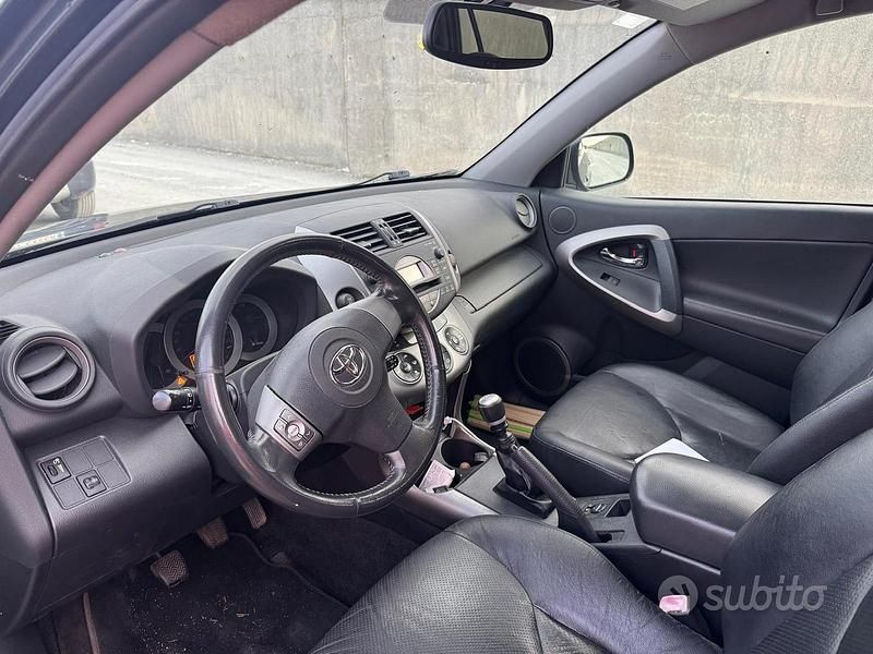 Usata Toyota RAV4 177 CV (130 kW) 2005 Grigio Station wagon