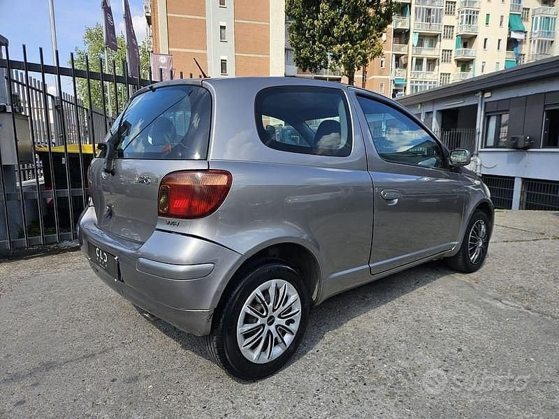 Usata Toyota Yaris 65 CV (47 kW) 2005 Grigio Berlina