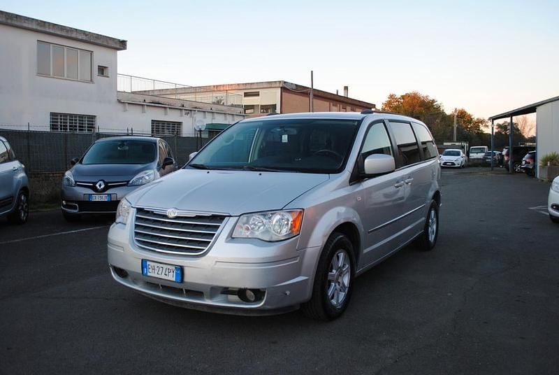 Argento Usata 2011 Chrysler Grand Voyager Monovolume | 5999 € (Buon prezzo) - Immagine 1/4