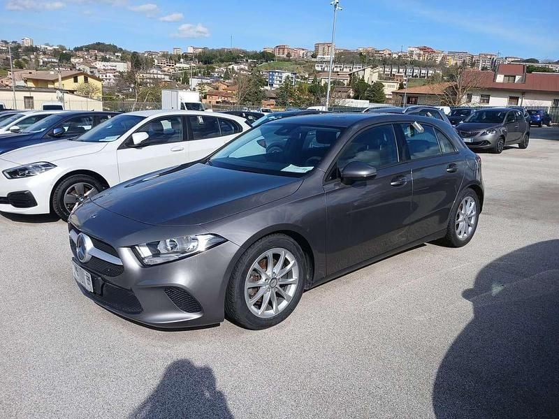 Grigio Usata 2019 Mercedes A160 Business Tre volumi | 17.999 € (Buon prezzo) - Immagine 1/4