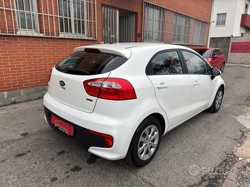 Usata Kia Rio Active 75 CV (55 kW) 2015 Bianco Berlina