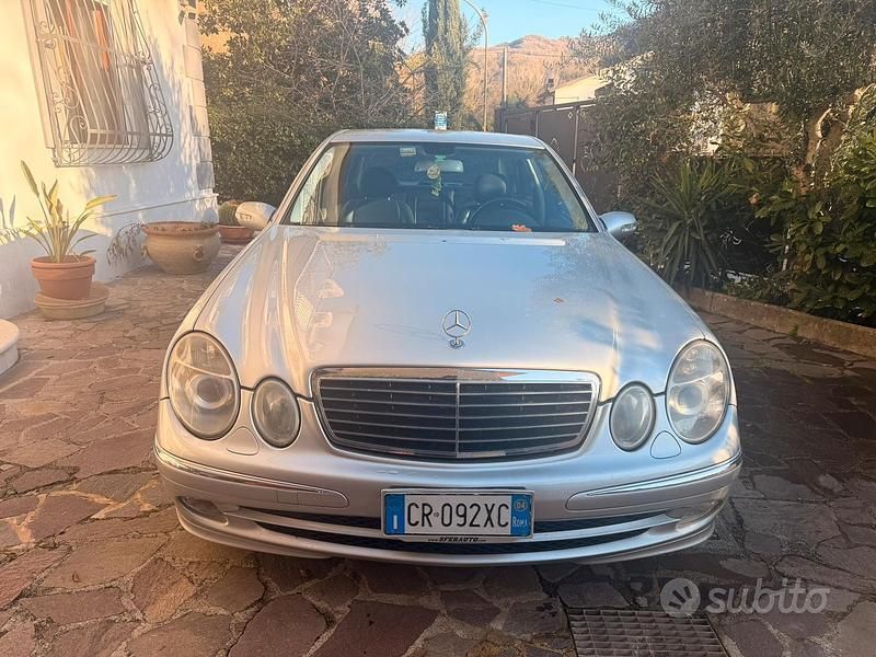 Usata Mercedes E320 224 CV (164 kW) 2004 Grigio Berlina