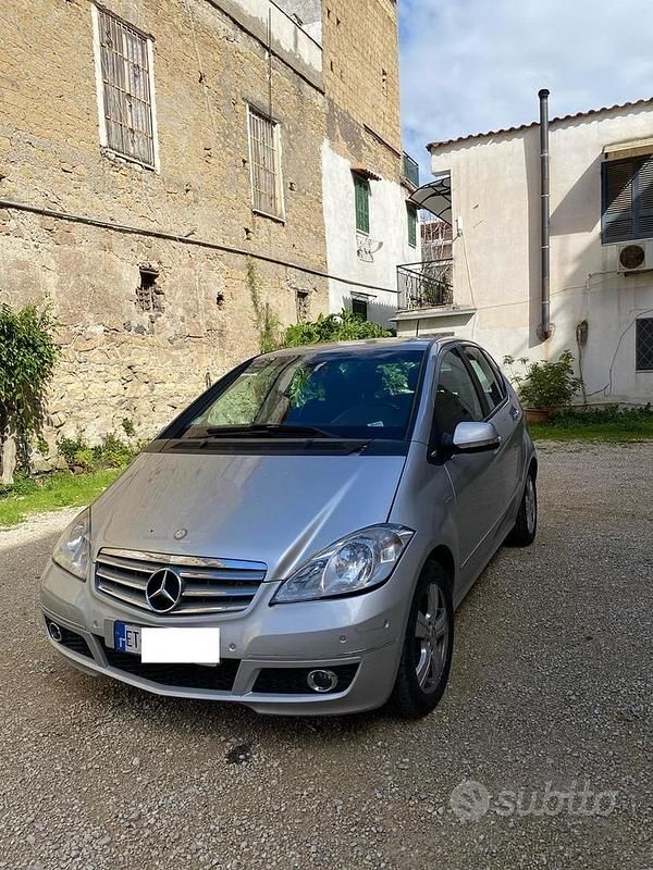 Usata Mercedes A180 116 CV (85 kW) 2012 Grigio Utilitaria