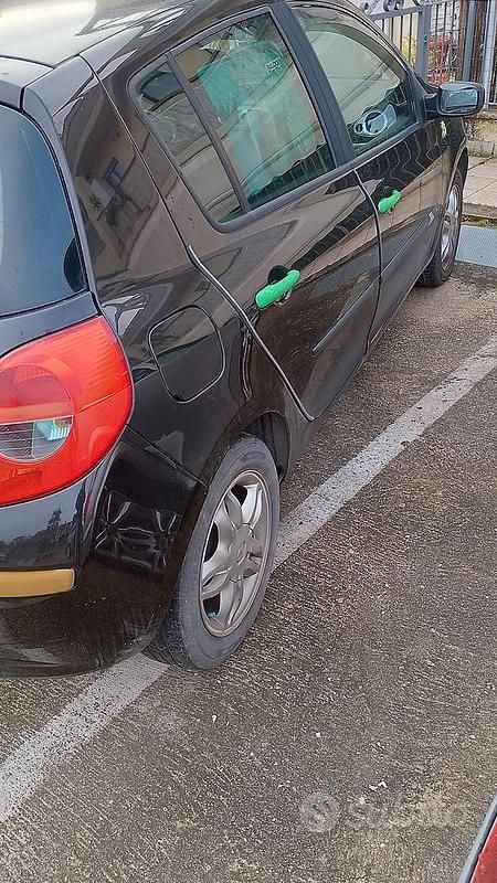 Usata Renault Clio II 70 CV (51 kW) 2006 Nero Berlina