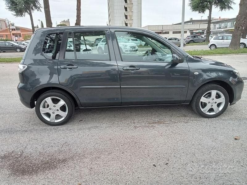Usata Mazda 2 80 CV (58 kW) 2006 Grigio Utilitaria