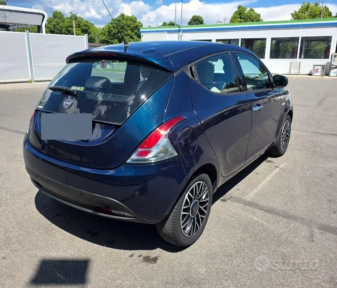 Usata Lancia Ypsilon Gold 95 CV (69 kW) 2015 Blu Utilitaria