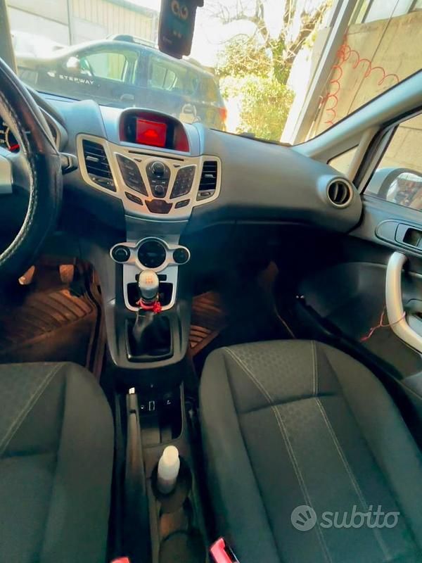 Usata Ford Fiesta 96 CV (70 kW) 2009 Bianco Utilitaria