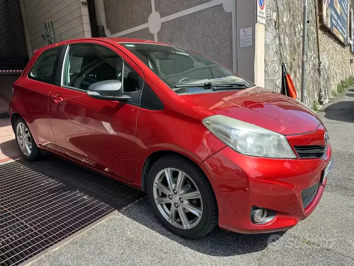 Usata Toyota Yaris Lounge+ 99 CV (72 kW) 2012 Rosso Utilitaria