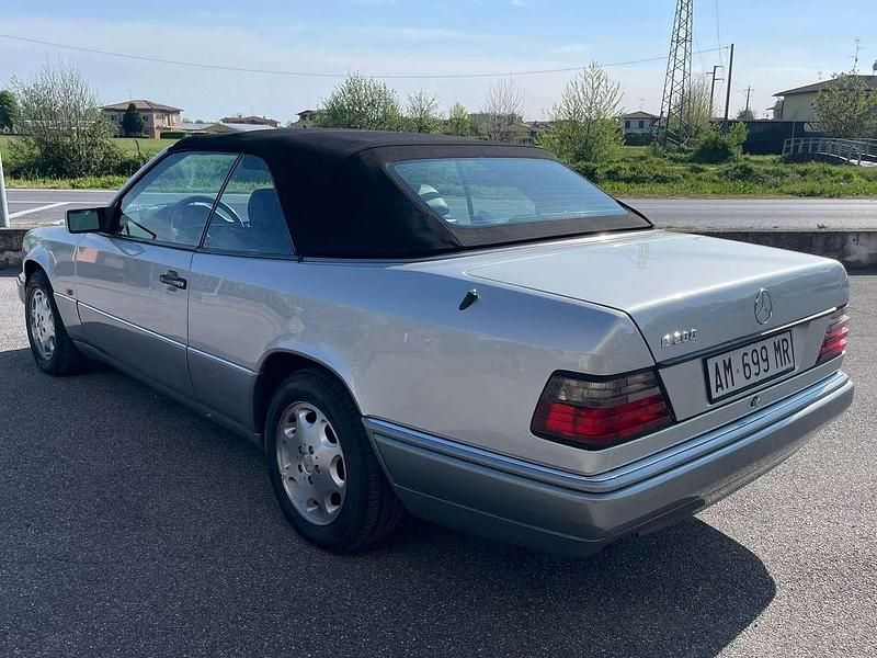 Usata Mercedes E200 136 CV (100 kW) 1994 Argento Cabrio
