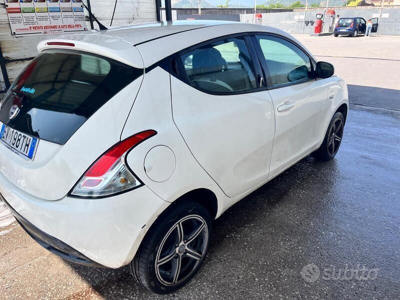 Usata Lancia Ypsilon 80 CV (58 kW) 2014 Bianco Utilitaria